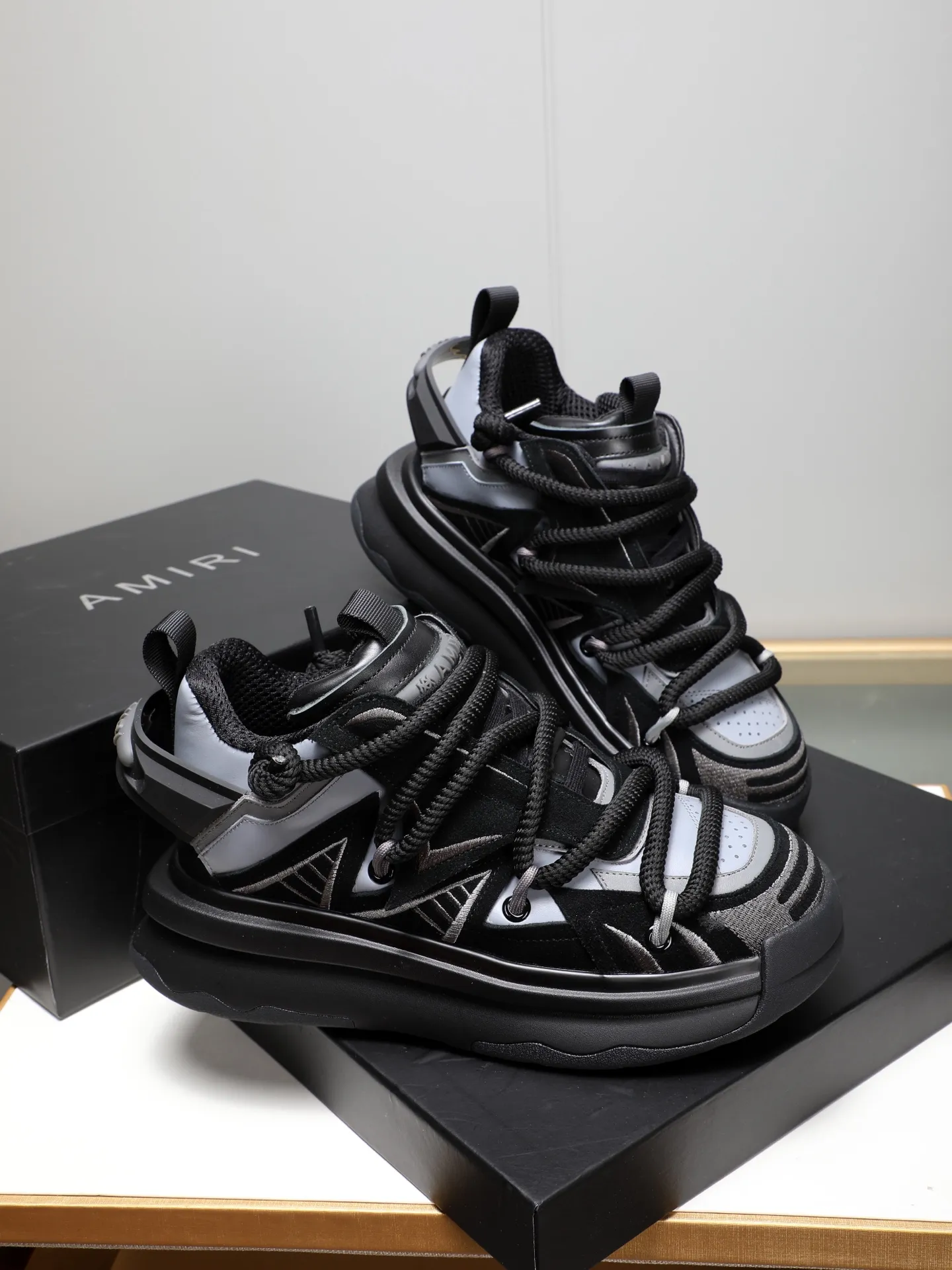 Men's men's shoes💰600 [AMIRI～AMIRI] 2025 spring and summer series new casual shoes🆕The large tongue on the upper and the cross shoe string design are very special! Made of cowhide➕multiple materials spliced➕in breathable mesh, thickened and oversized foam-resistant outsole, it will look good on whoever wears it! The appearance is responsible, the feet are retro and handsome! Size:39-44 (38, 45, 46 customized)
